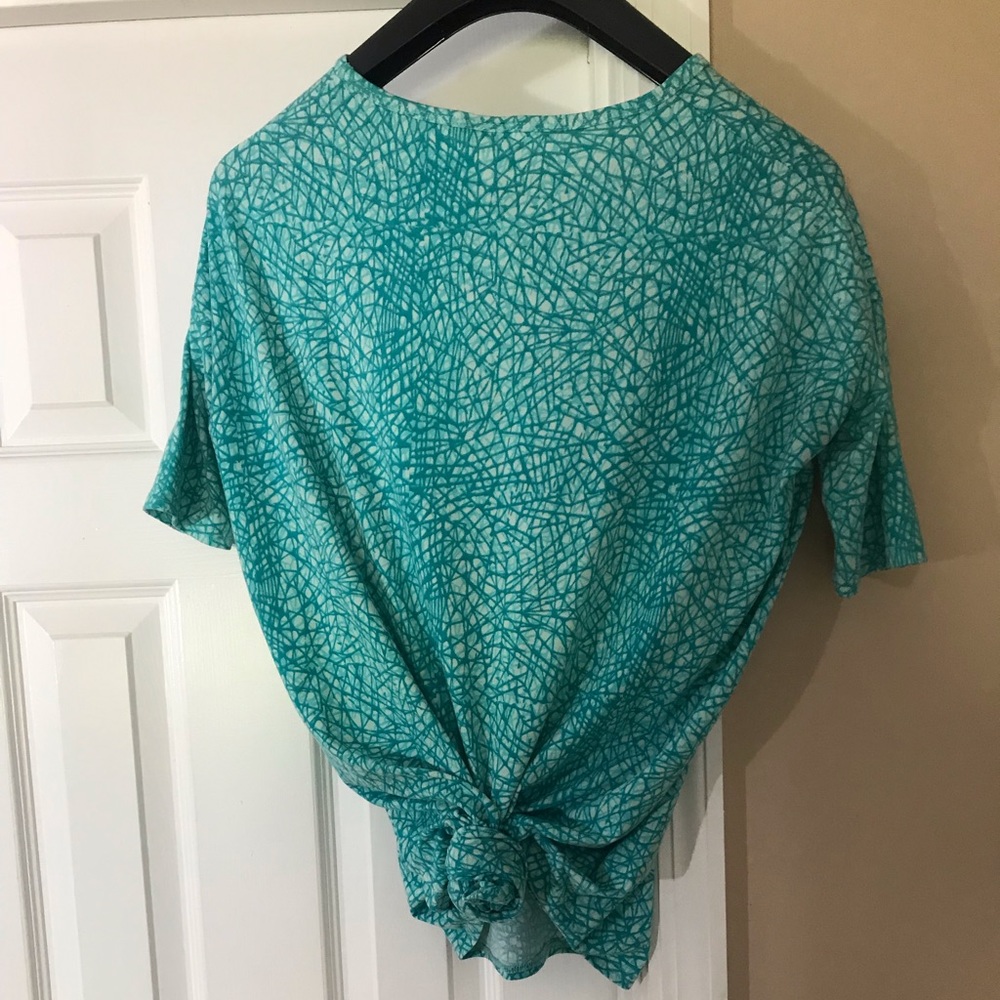 💜  5/$25 💜 Teal lularoe irma tee - sz XXS